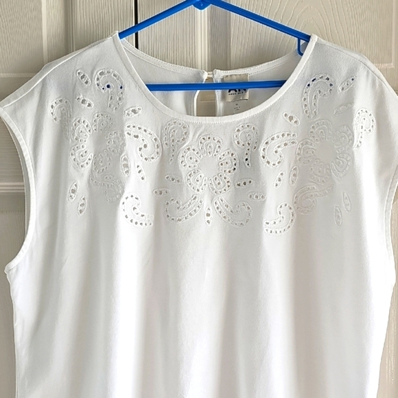 NEW Anne Klein White Eyelet/Crochet Sleeveless Pull on Blouse  Keyhole Back XL - Picture 3 of 16